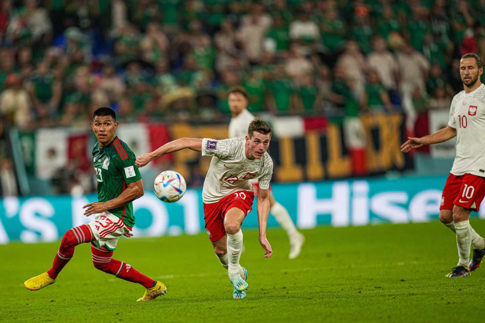 九游娱乐-老鹰带队取胜！，莱万多夫斯基重要时刻比赛规则变更赢得满堂喝彩-九游娱乐