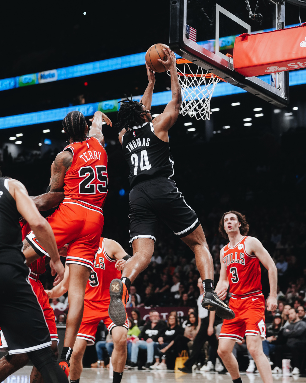 畅玩热门游戏-包含芝加哥公牛训练开放日，清晨再遭质疑引欢呼，NBA常规赛在即，心理建设被强调的词条-畅玩热门游戏